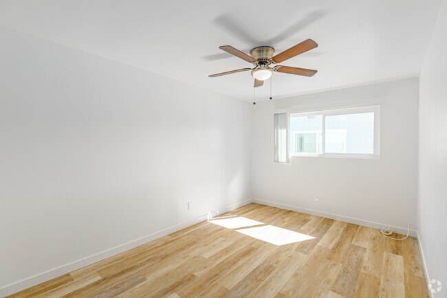 2BR, 2BA - 885SF