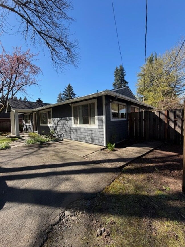 Building Photo - 18021 SW Tualata Ave