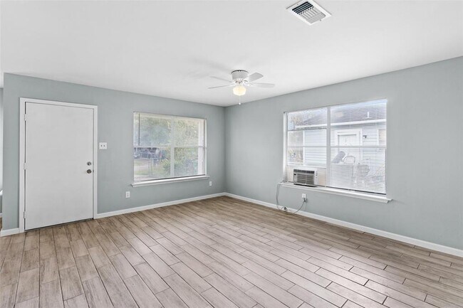 Photo - 2121 Brewster St