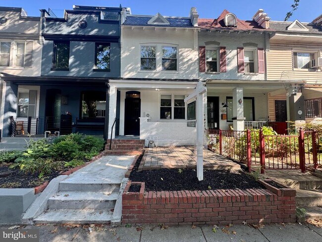 Building Photo - 1017 Kenyon St NW Rental