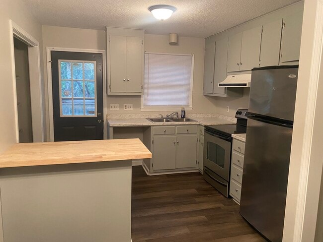 Kitchen - 1105 Stanley St Unit 1105