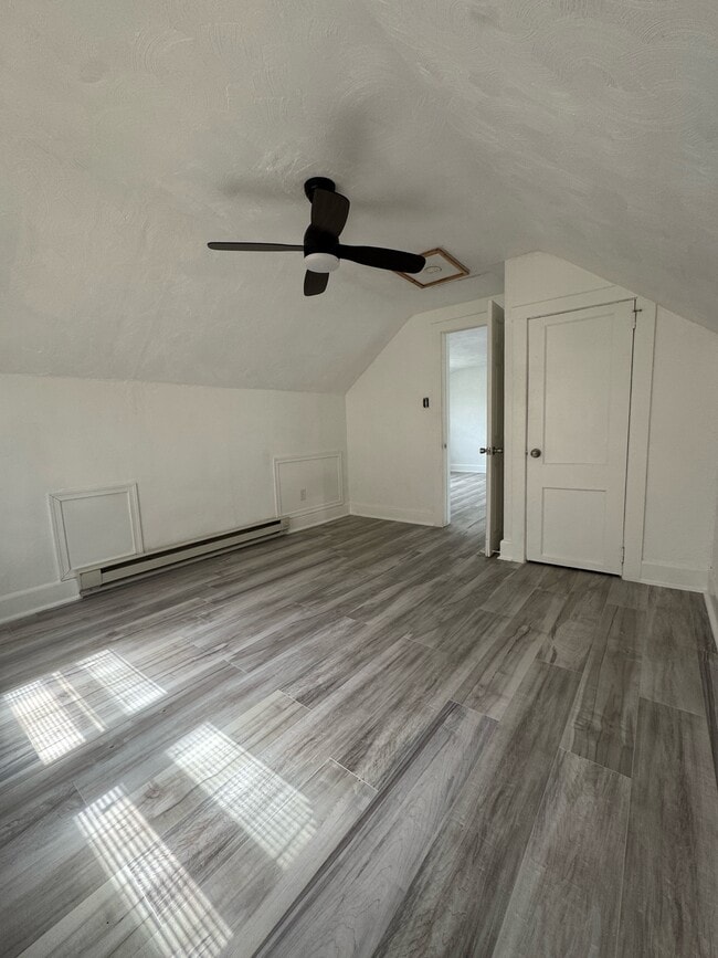 Building Photo - 1316 Maple Ave Unit B