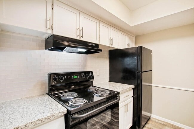 Building Photo - 1212 Hampshire Ln Unit 121-2 Rental