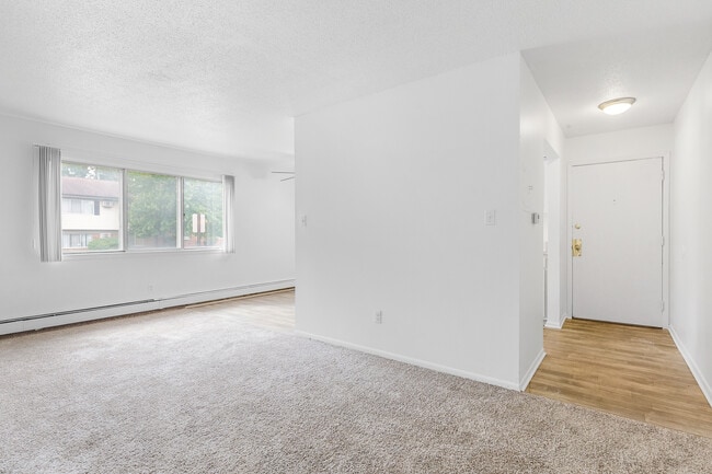 Photo - Hillcrest Club Apartments