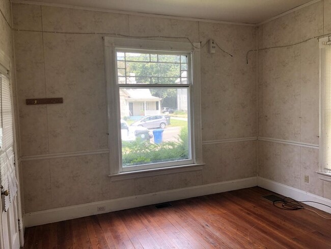 Photo - UK STUDENTS WELCOME! 5 Bedrooms, 2 Full Baths. UK CAMPUS ON WOODLAND AVE!