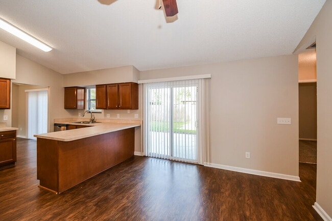 1384 Rose Hill Dr E
