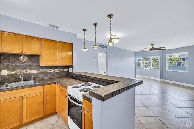 Building Photo - 1715 NE Miami Gardens Dr Unit 226 Rental