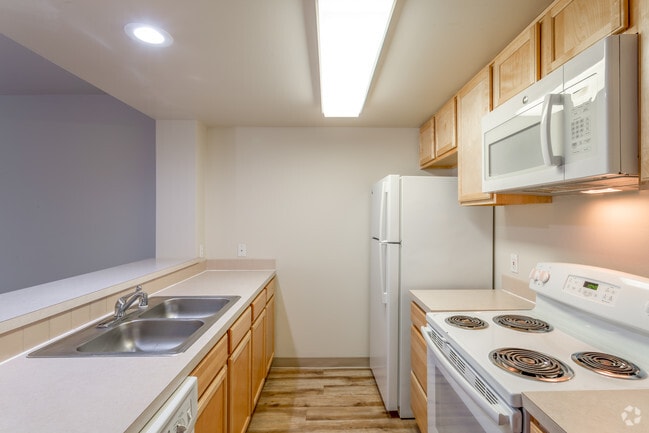 1BR, 1BA - 770 SF