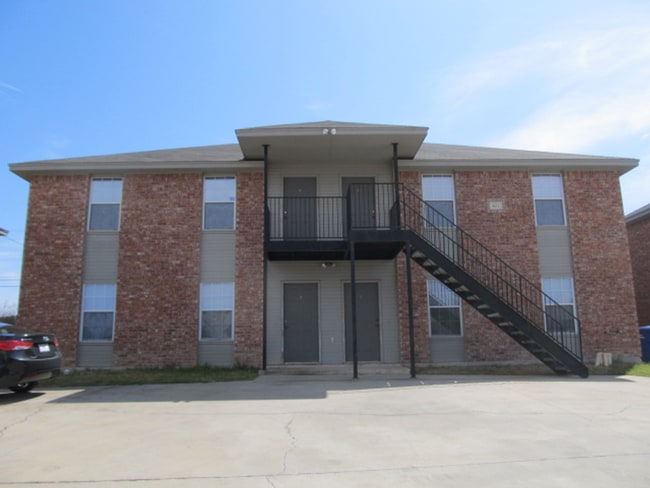 Building Photo - 1505 Benttree Dr Unit B