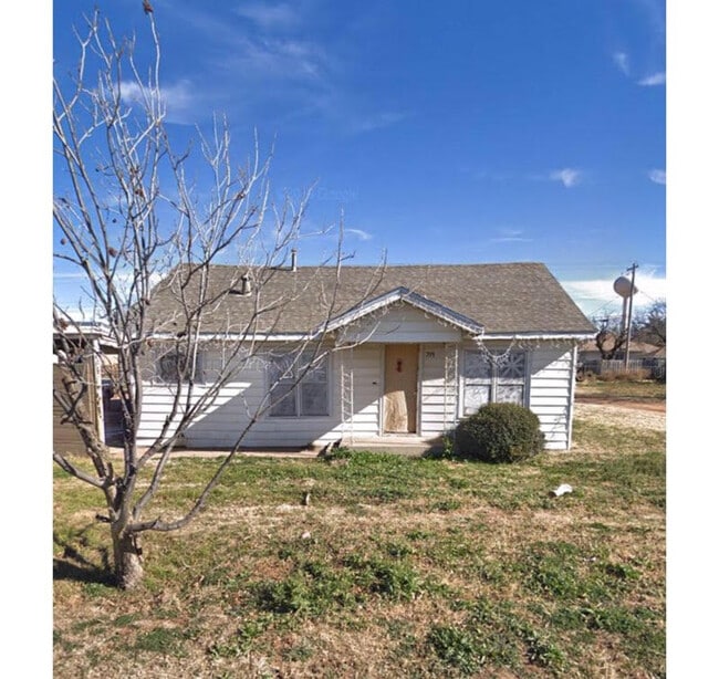 Photo - 719 Commercial