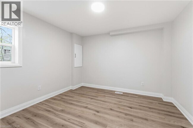Photo - 124 McElroy Rd E
