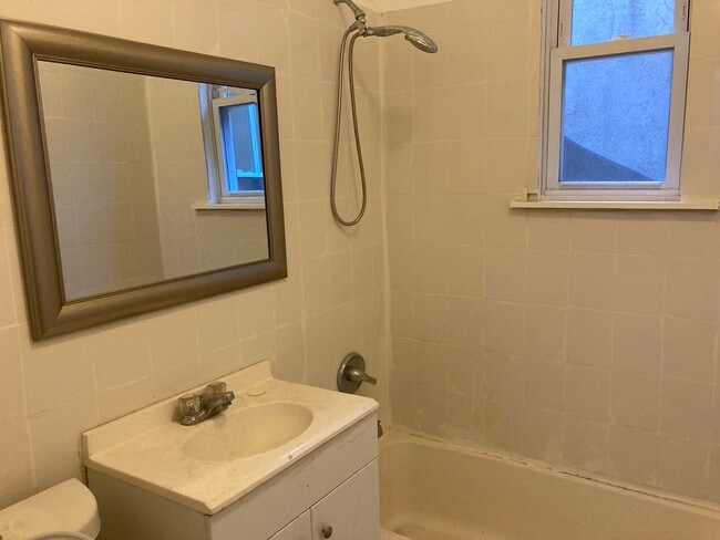 Building Photo - 347 Avon Ave Unit 2R