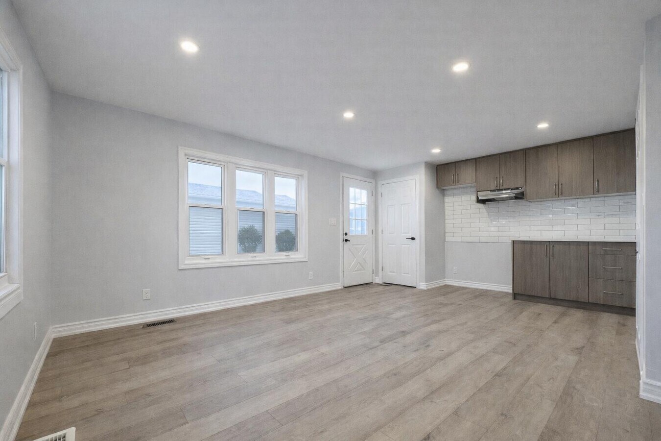 Photo - 21 Colborne St Unit Front