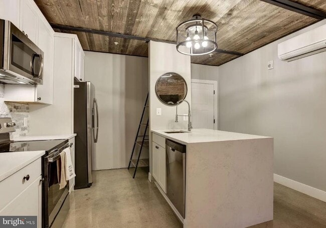 Building Photo - 12 W Montgomery St Unit 204