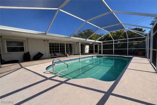 Building Photo - 1010 SE 43rd Terrace