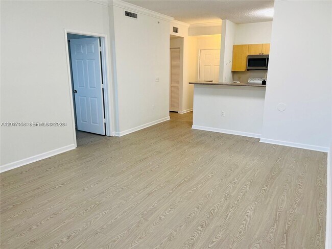 Photo - 1900 Van Buren St Unidad 111B