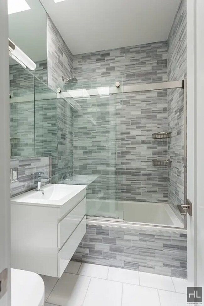 Photo - E 75TH ST. Unidad 2A