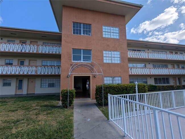 Photo - 11855 NE 19th Dr Unidad 4 Rental