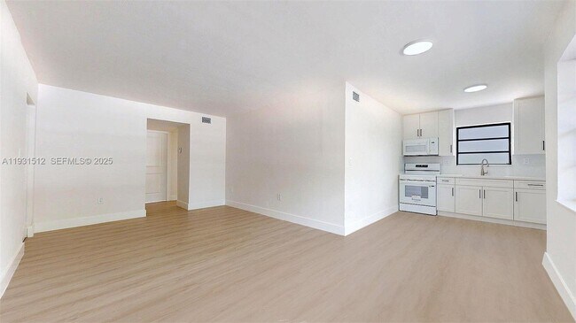 Photo - 1676 W 42nd St Unidad 1676