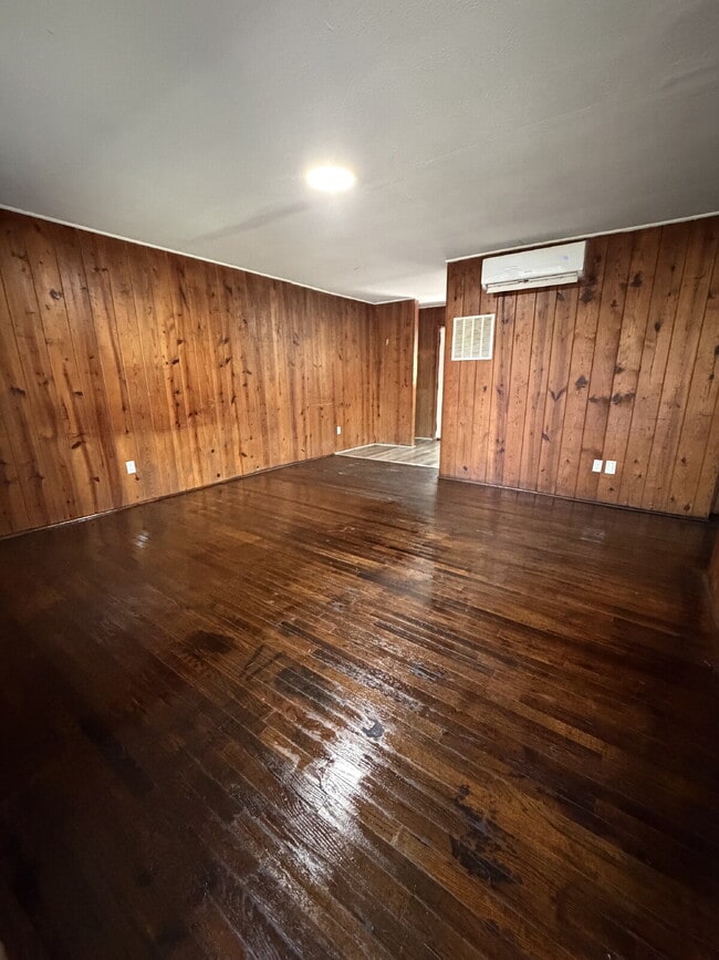 Photo - 910 Marsh St