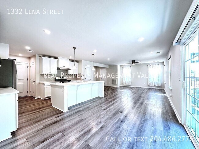 1332 Lena St