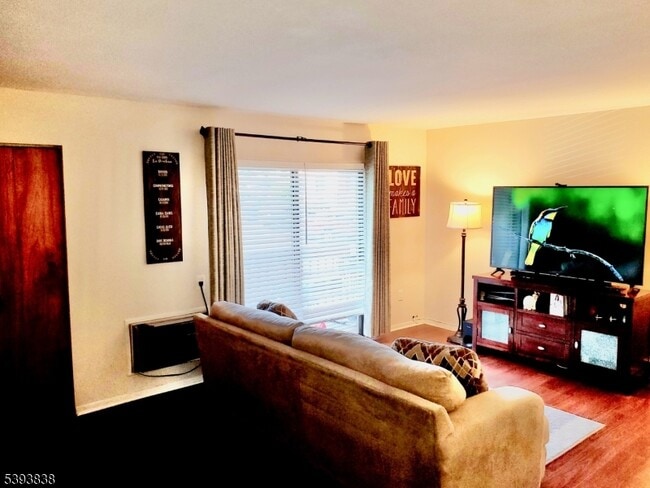 Building Photo - 710 Mill St Unit H1