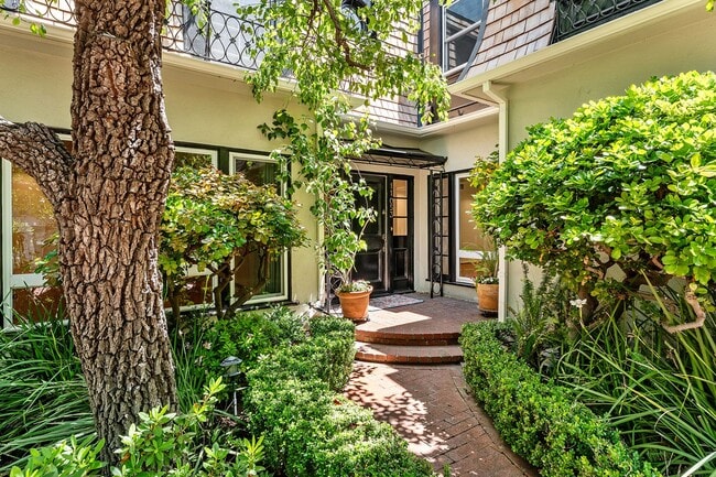 Building Photo - Westwood Townhome in an Exclusive 3-Home Enclave