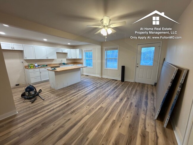 Photo - 703 W 7th St