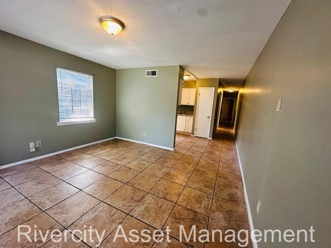 Photo - Charming Duplex Near University of Memphis...