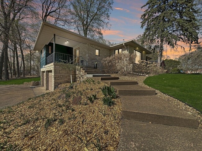 Building Photo - 2541 Lakewood Ln