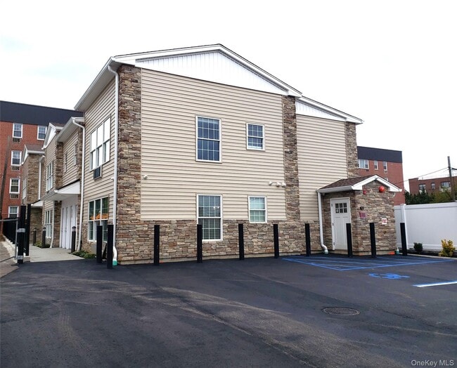 Building Photo - 71 N Main St Unit A