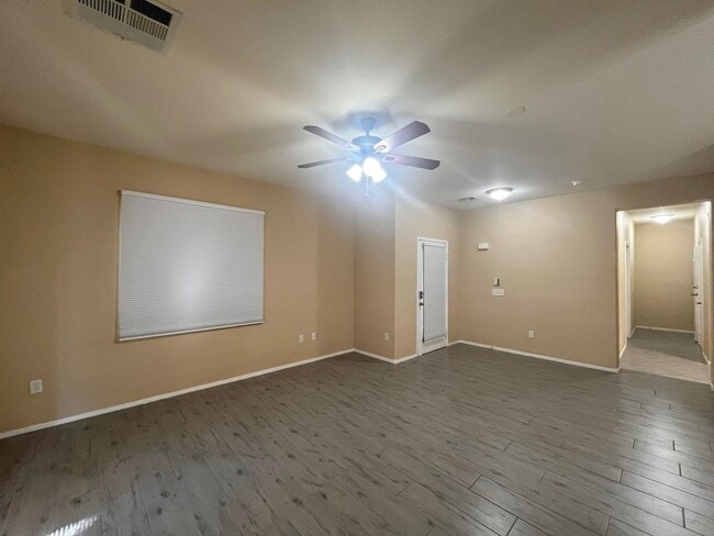 Photo - Beautiful Summerlin townhome, 3 bed, 2.5 bath, on 1st floor. Unidad 103