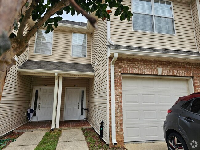 Building Photo - Townhome Off The Parkway With 1 Car Garage