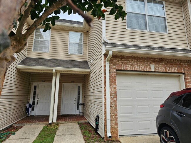 Townhome Off The Parkway With 1 Car Garage - Townhome Off The Parkway With 1 Car Garage