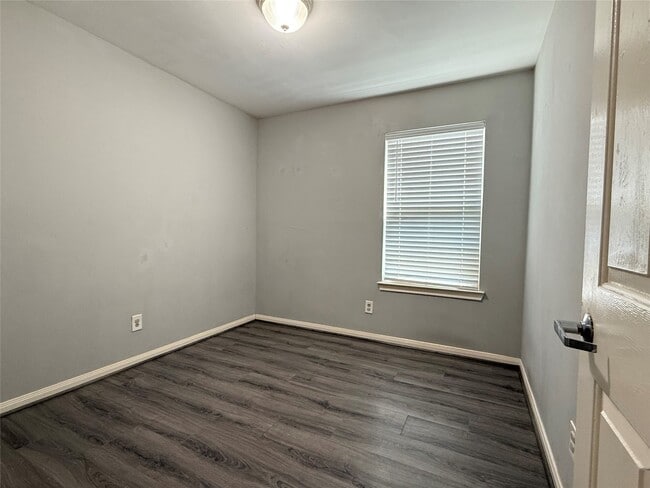 Photo - 304 Dell Ct