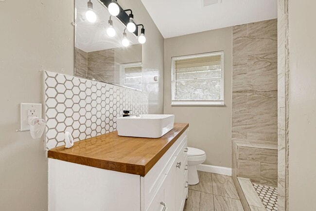 Photo - 4319 Howcher St