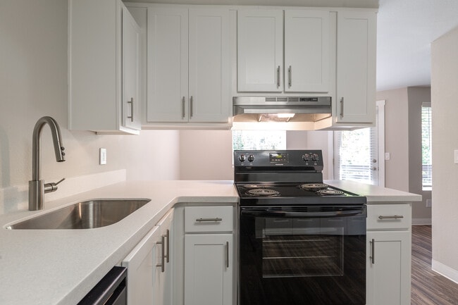 2 Bed 1 Bath Kitchen - Stone Creek Apartments at Oregon City