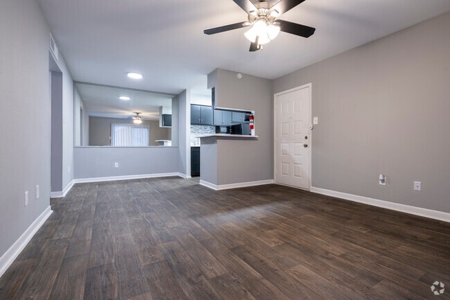 1BR,1BA - 554SF - Living Room - Treehouse Apartments