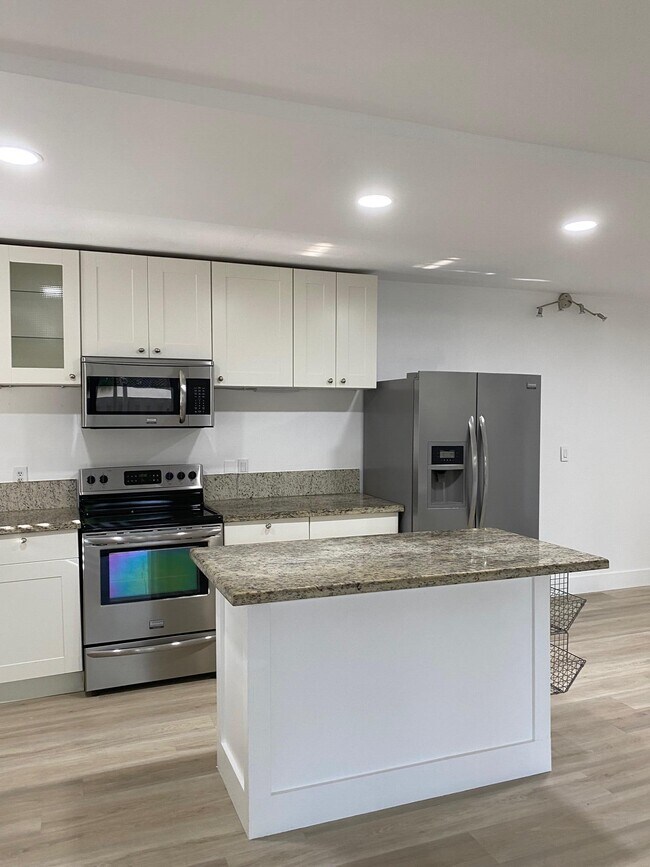 Building Photo - 1271 NW 13th St Unit 361e