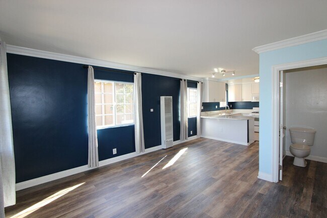 Building Photo - Beautiful 2 bedroom 1.5 bathroom available for rent now