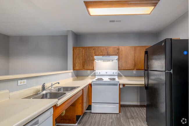 3BR, 2BA - 1,100SF - Kitchen - Sycamore Run Apartments