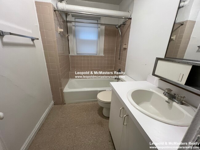 Building Photo - 144 Warren St