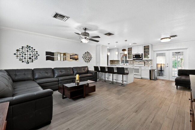 Photo - 407 Highwood Cir