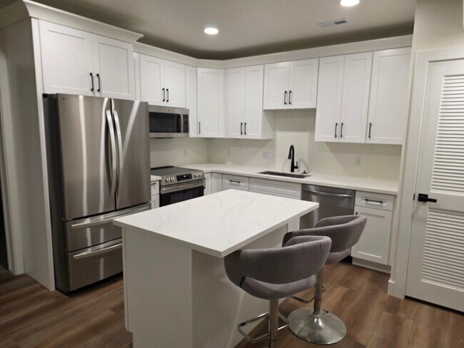 Building Photo - 12348 Trout Lk Ln Unit B