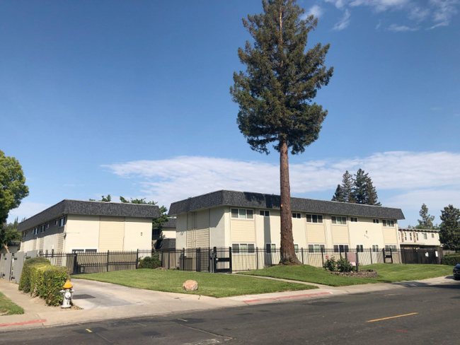 Building Photo - 6140 Gloria Dr Rental