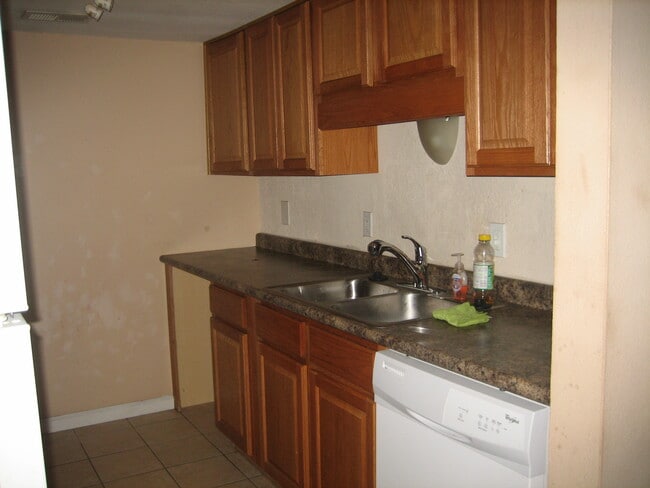 Building Photo - 8849 Old Kings Rd S Rental