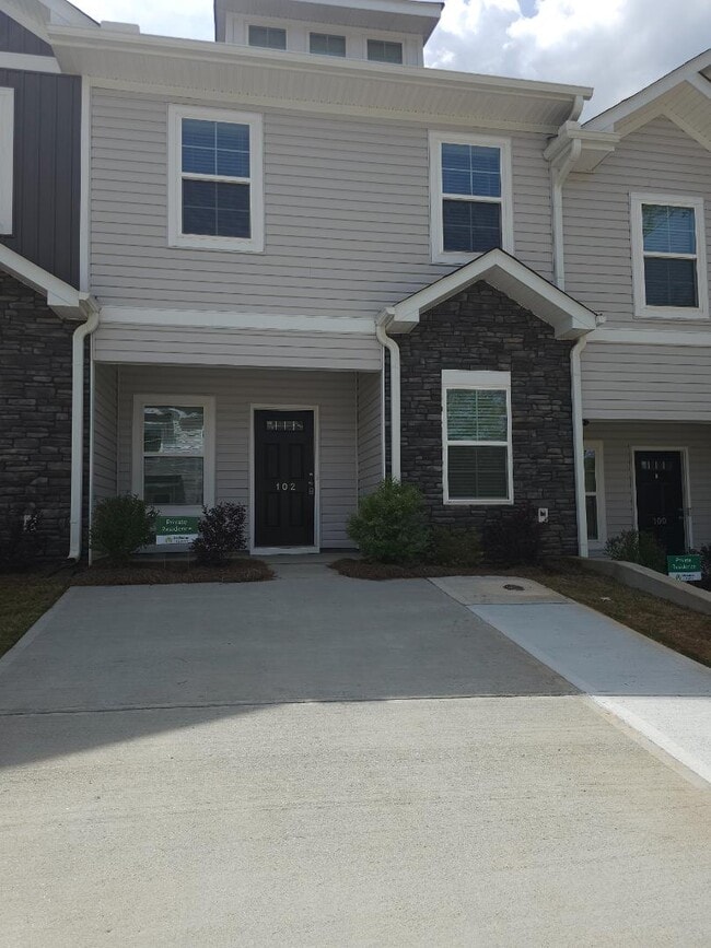 Building Photo - 102 Lowland Dr