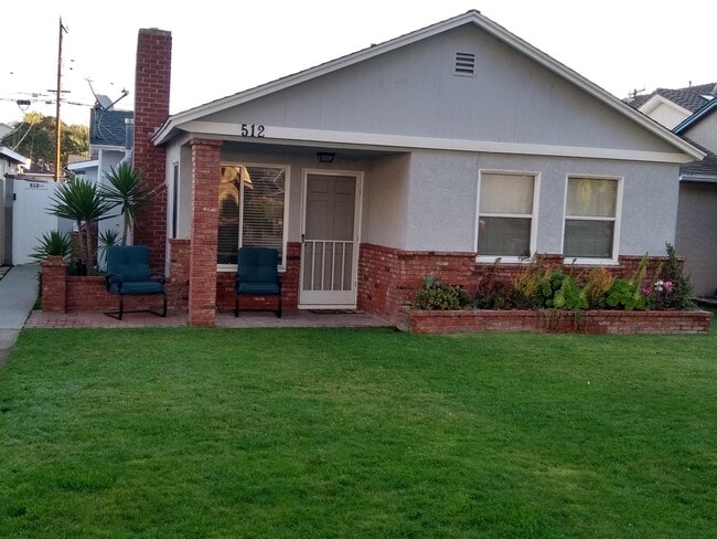 Patio delantero de la casa/Parterre de flores - 512 N Lucia Ave