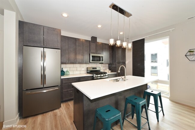 Cocina con isla grande - HIGHPOINT Downers Grove on Rogers Apartamentos