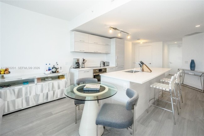 Photo - 650 NE 32nd St Unidad 3505